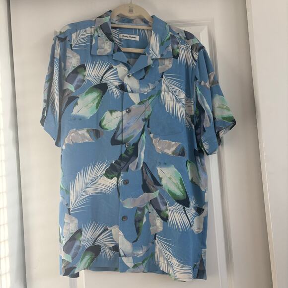 Tommy Bahama EUC Men’s 100% Silk Button Down Hawaiian Shirt Sz M Blue - Picture 1 of 10